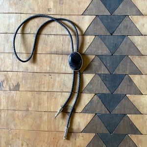 Black/white stone bolo tie